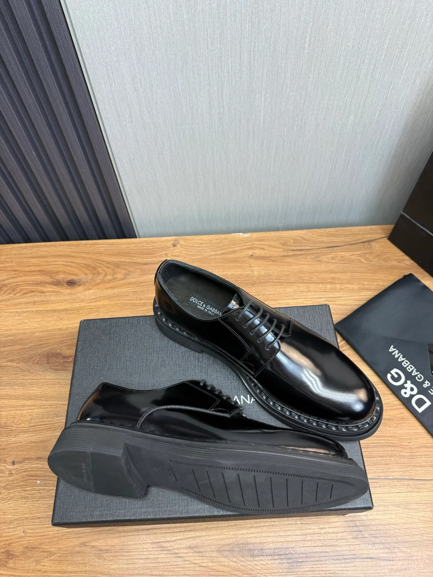 Men's shoes 💰900💰 DG. Men's casual lace-up leather shoes, the latest hot style 🔥 1:1 original purchase quality, top quality goods ⬆️The upper is imported open-edge beaded cowhide, cowhide, and cow suede. The hand-made three-dimensional stitching highlights the round toe design. The inner foot pads are all imported cowhide, with the original wear-resistant foam outsole, matching code 39-44, (38, 45 custom-made, non-returnable)